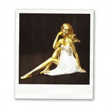 Statue femme assise-cadeau
